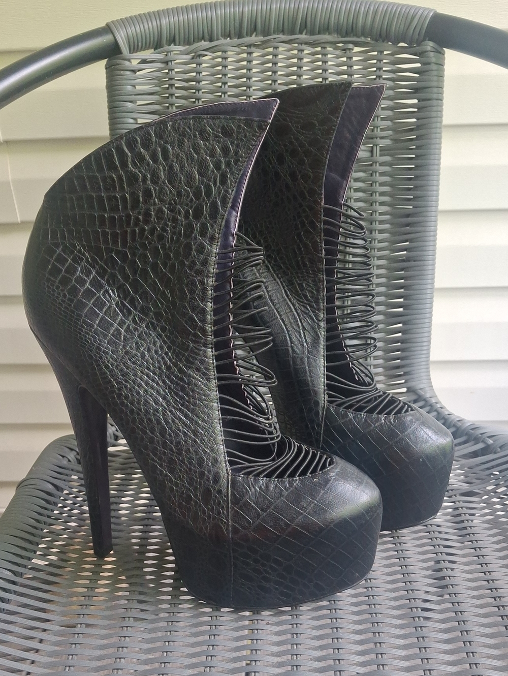 London Trash Women's Black Croc-Embossed Leather High Heel Platform Boots. NEW